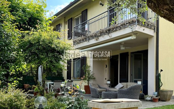 casa indipendente in vendita a Merate in zona Brugarolo