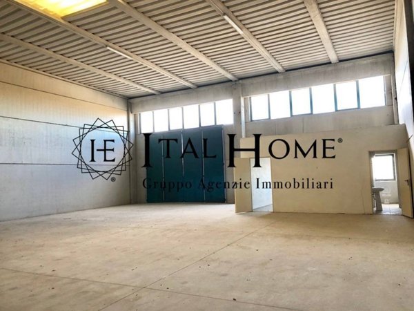 locale commerciale in vendita a Merate