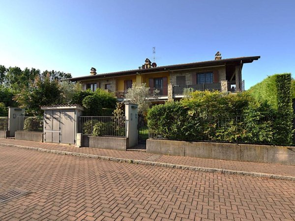 appartamento in vendita a Merate in zona Brugarolo