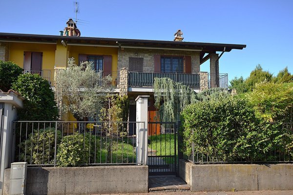 appartamento in vendita a Merate in zona Brugarolo