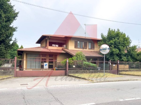 casa indipendente in vendita a Merate in zona Brugarolo