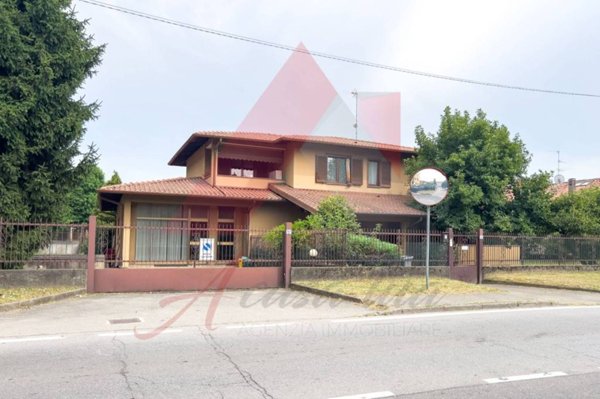casa indipendente in vendita a Merate in zona Brugarolo