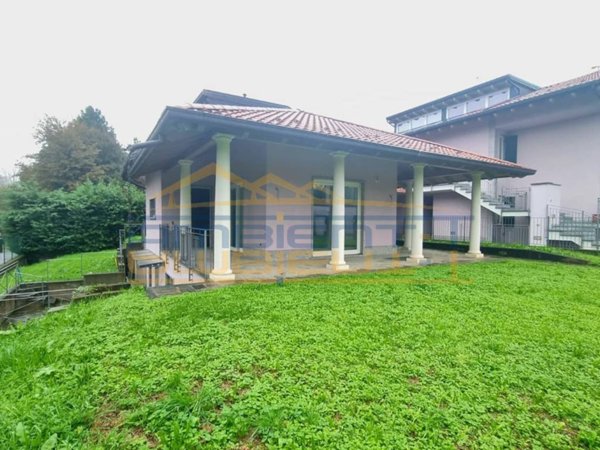 casa indipendente in vendita a Merate in zona Sartirana