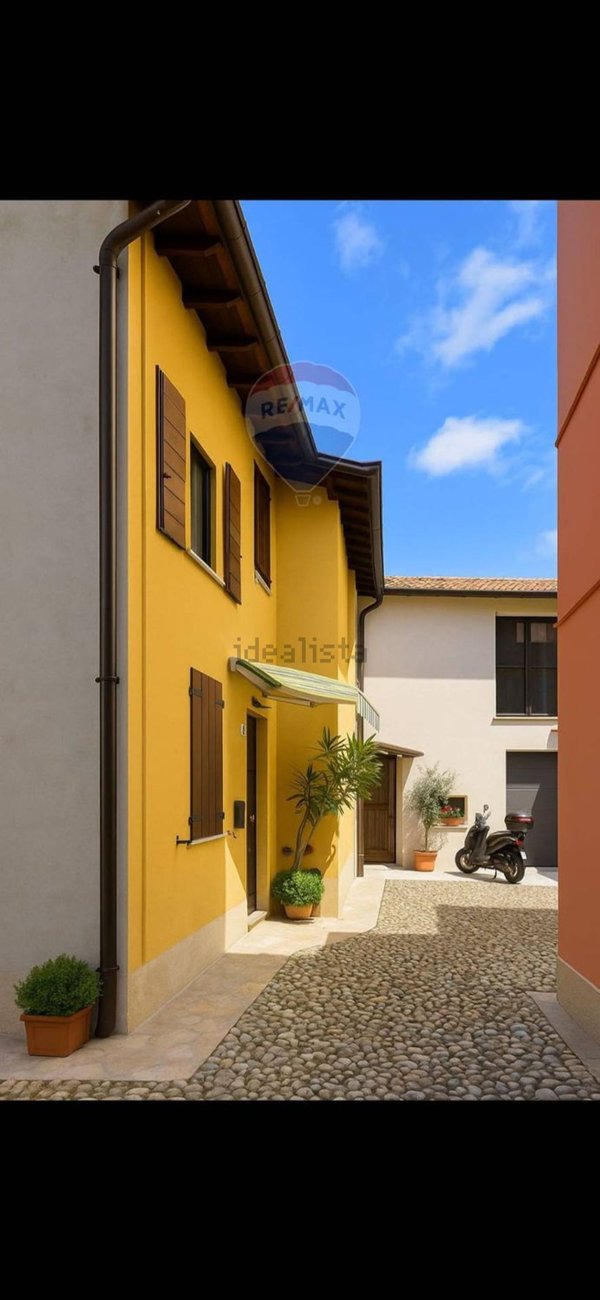 casa indipendente in vendita a Merate in zona Sartirana