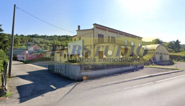 locale commerciale in vendita a Merate