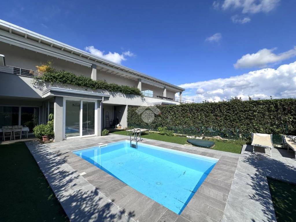 appartamento in vendita a Merate in zona Brugarolo