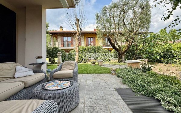 casa indipendente in vendita a Merate in zona Brugarolo