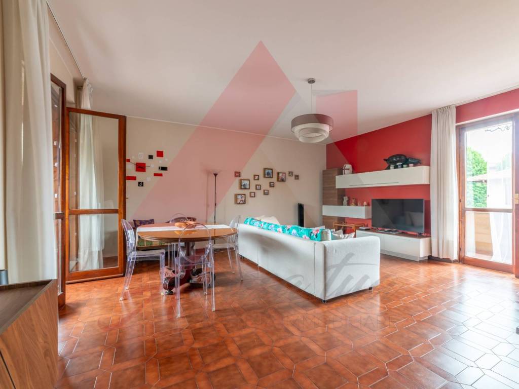 appartamento in vendita a Merate in zona Brugarolo