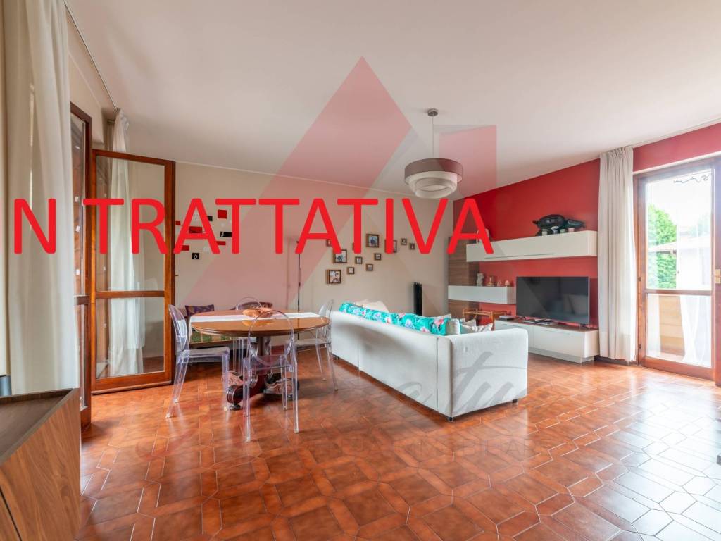 appartamento in vendita a Merate in zona Brugarolo