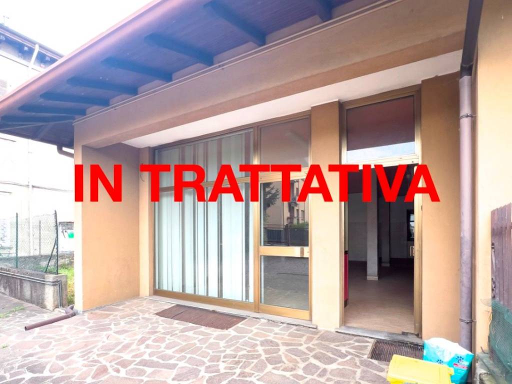 negozio in vendita a Merate in zona Brugarolo