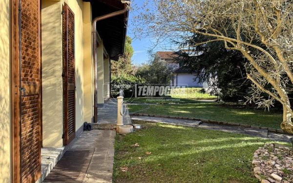 casa indipendente in vendita a Merate in zona Sartirana