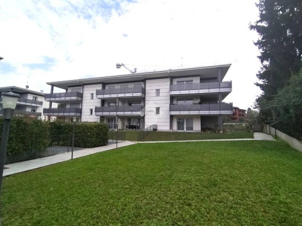 appartamento in vendita a Merate in zona Sartirana