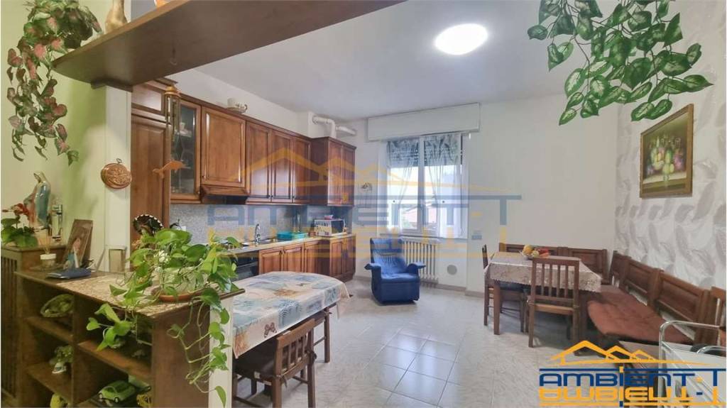 appartamento in vendita a Merate in zona Brugarolo