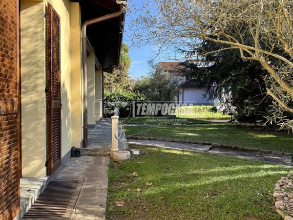 casa indipendente in vendita a Merate in zona Sartirana