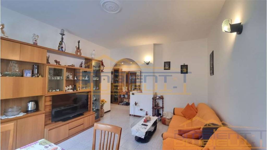 appartamento in vendita a Merate in zona Brugarolo