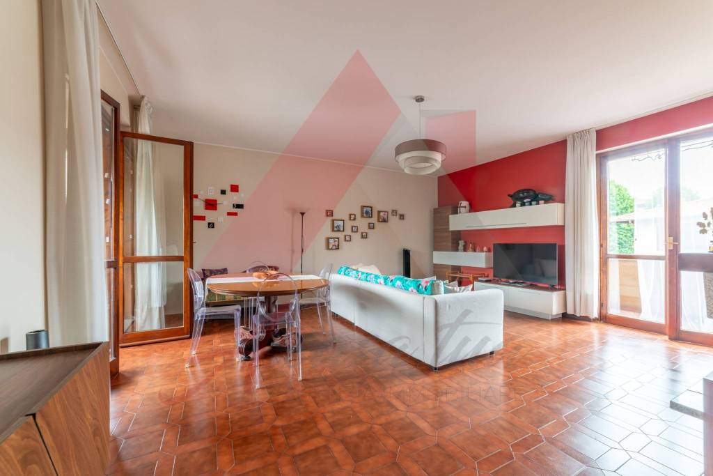 appartamento in vendita a Merate in zona Brugarolo