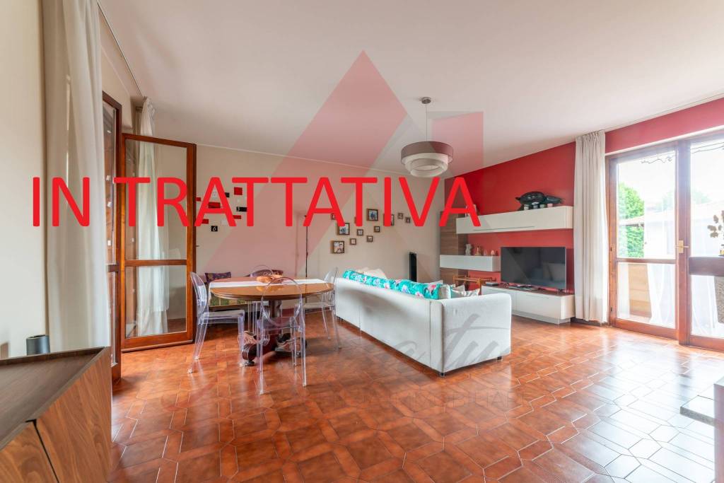 appartamento in vendita a Merate in zona Brugarolo