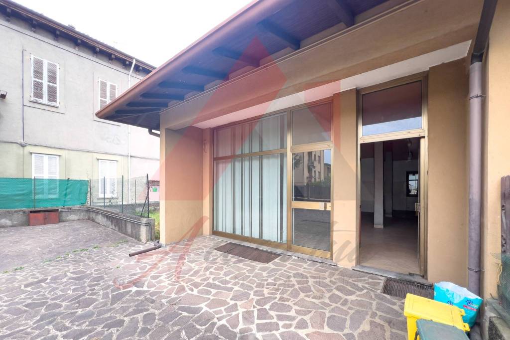 negozio in vendita a Merate in zona Brugarolo