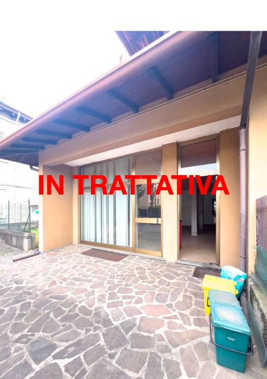 negozio in vendita a Merate in zona Brugarolo