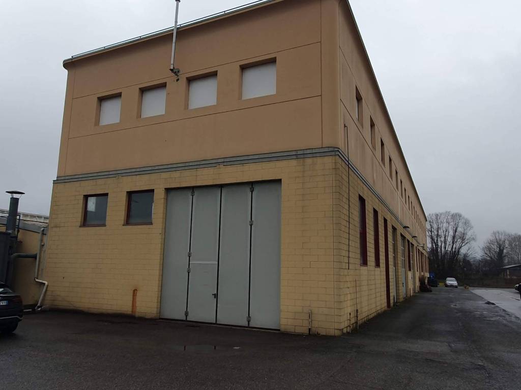 locale commerciale in vendita a Merate