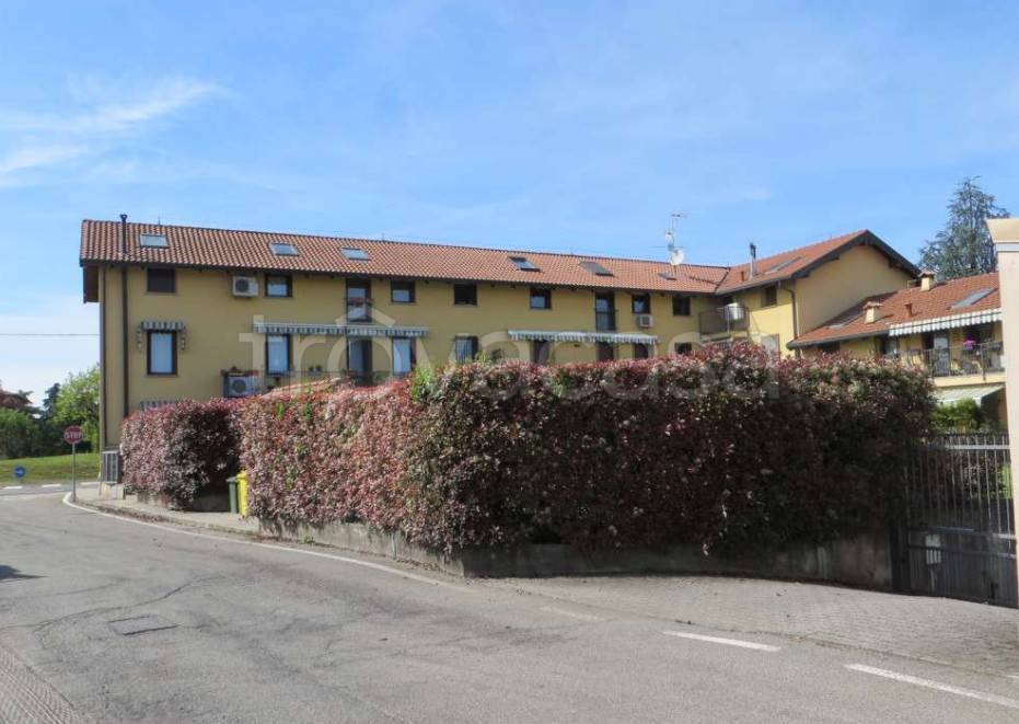 appartamento in vendita a Merate in zona Brugarolo