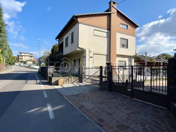 casa indipendente in vendita a Merate in zona Sartirana