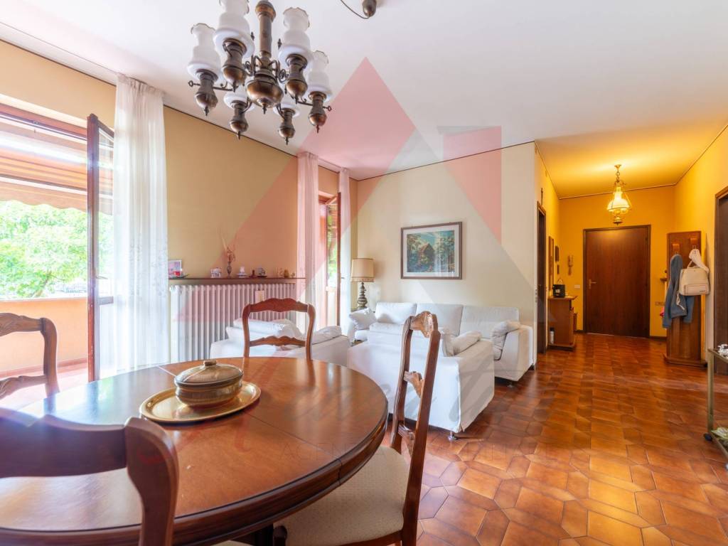 appartamento in vendita a Merate in zona Brugarolo