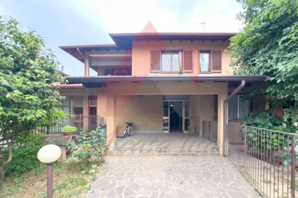 casa indipendente in vendita a Merate in zona Brugarolo