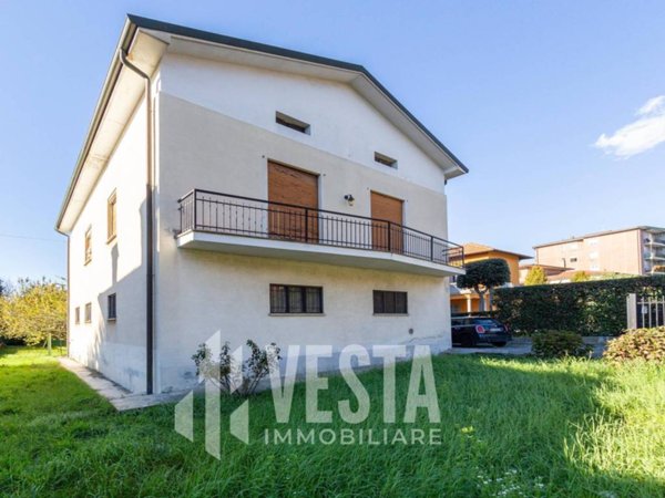casa indipendente in vendita a Merate in zona Sartirana