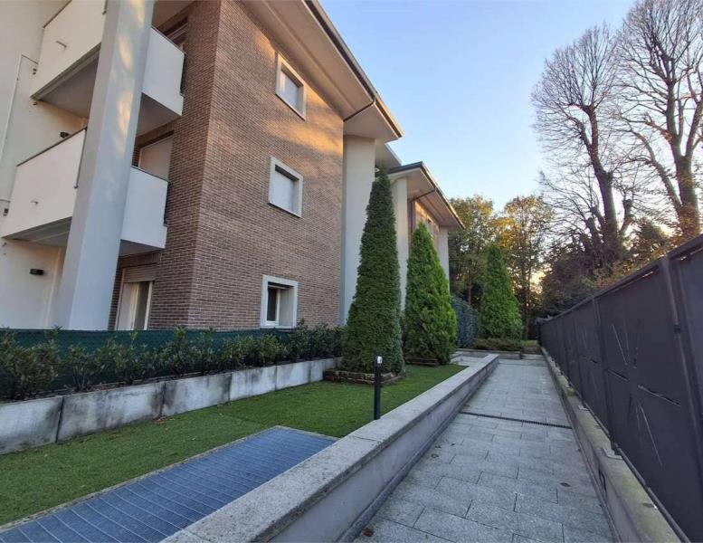 appartamento in vendita a Merate in zona Sartirana