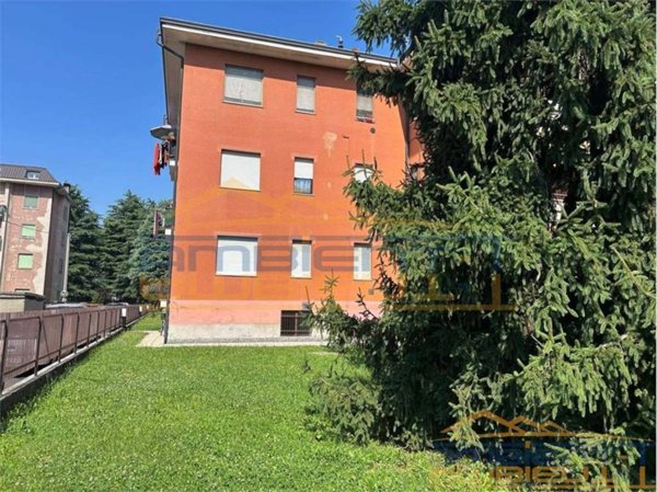appartamento in vendita a Merate in zona Brugarolo