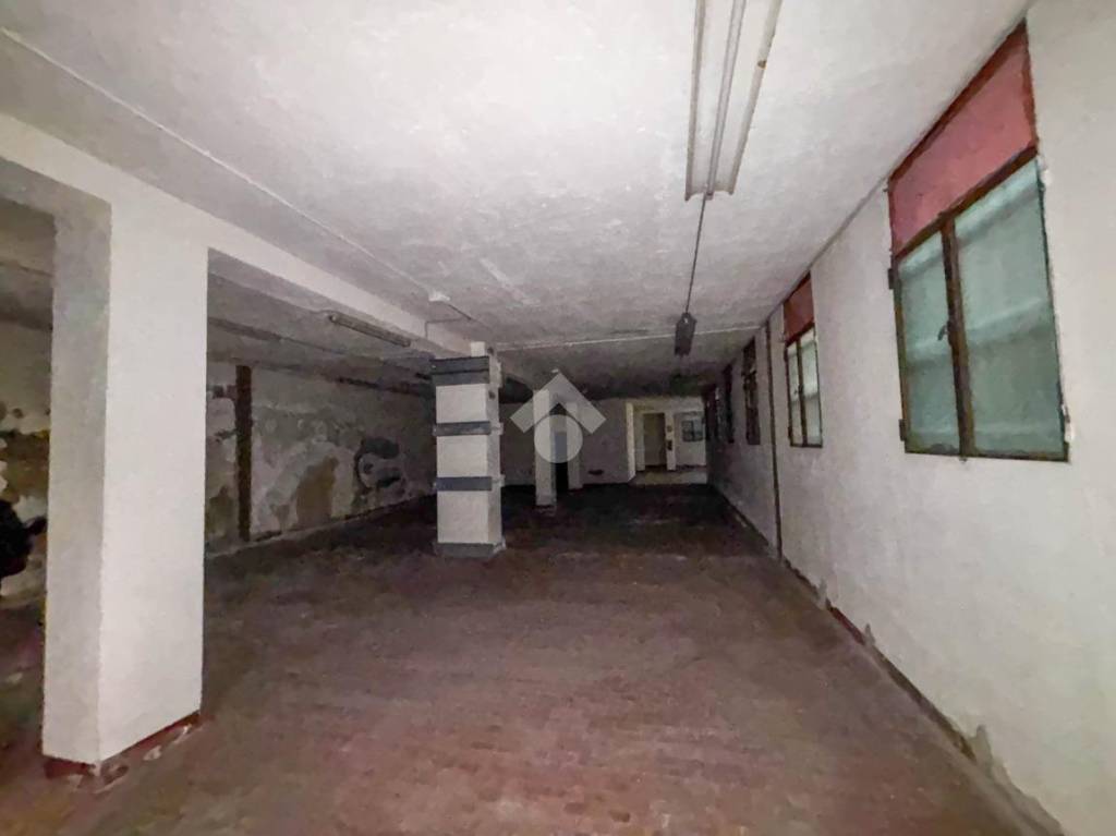 locale commerciale in vendita a Merate