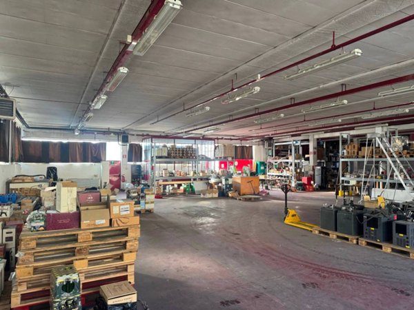 locale commerciale in vendita a Merate