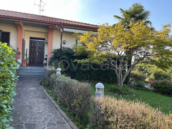 casa indipendente in vendita a Merate in zona Brugarolo