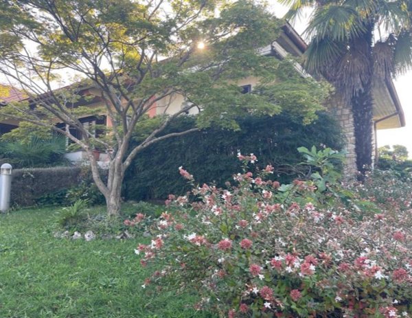 casa indipendente in vendita a Merate in zona Brugarolo