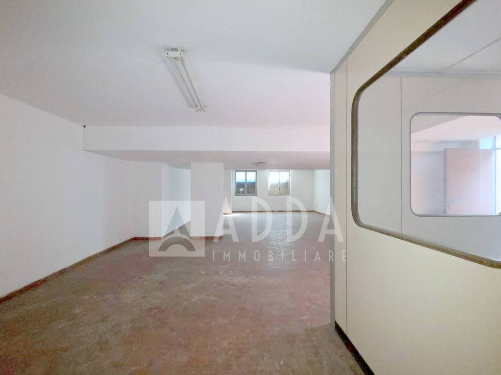 locale commerciale in vendita a Merate