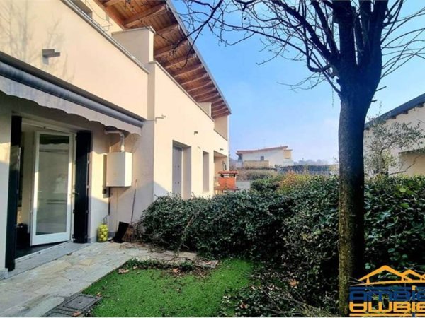 casa indipendente in vendita a Merate in zona Sartirana