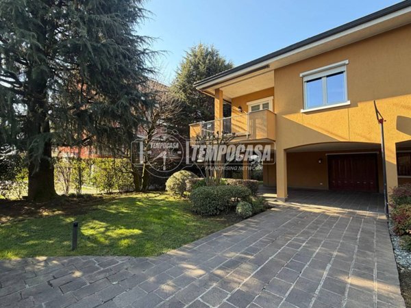 casa indipendente in vendita a Merate