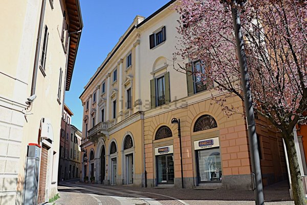 appartamento in vendita a Merate in zona Sartirana
