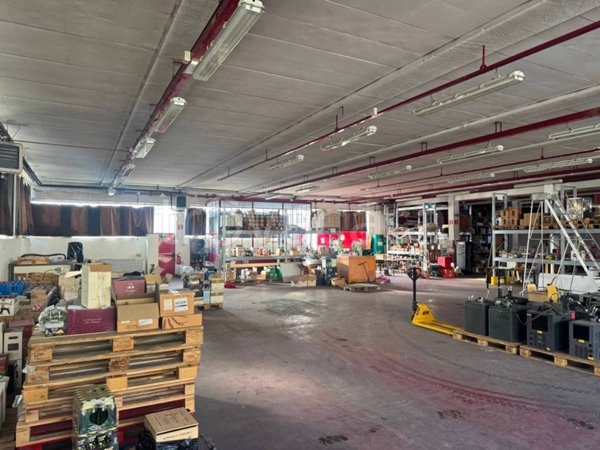 locale commerciale in vendita a Merate