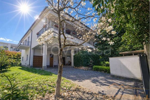 casa indipendente in vendita a Merate in zona Sartirana