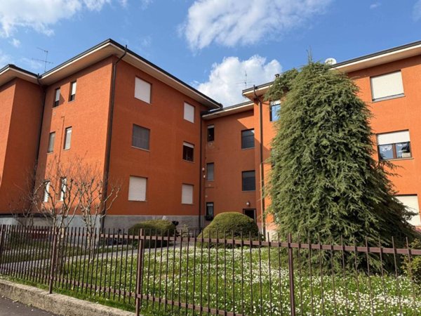 appartamento in vendita a Merate in zona Brugarolo