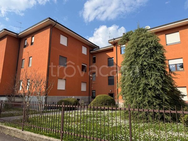 appartamento in vendita a Merate in zona Brugarolo
