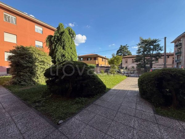 appartamento in vendita a Merate in zona Brugarolo