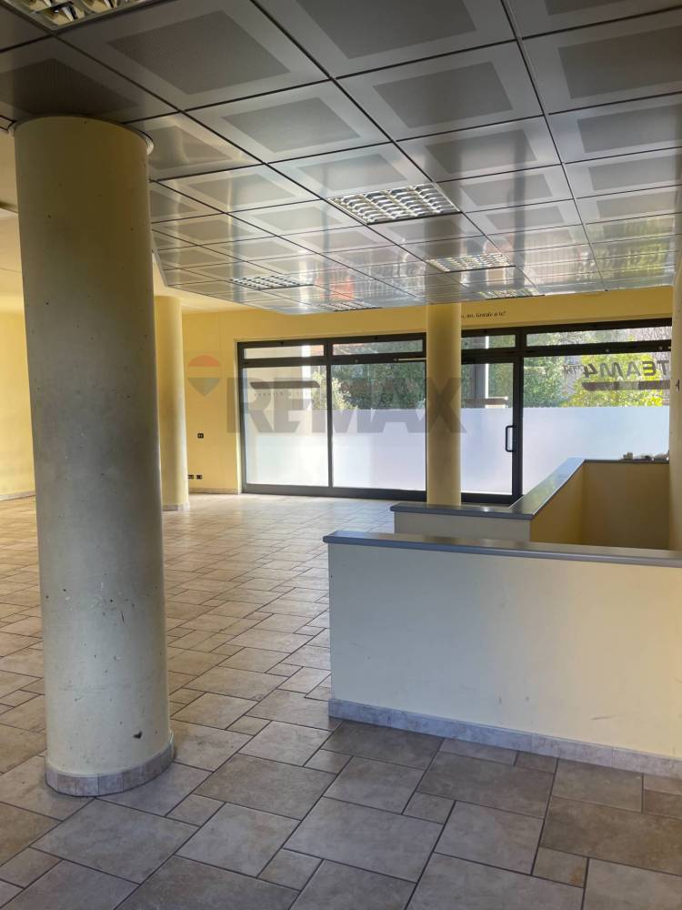 locale commerciale in vendita a Merate