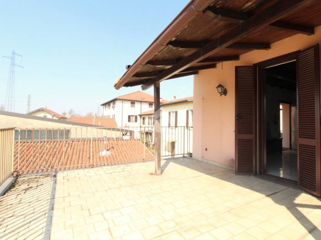 appartamento in vendita a Merate in zona Brugarolo