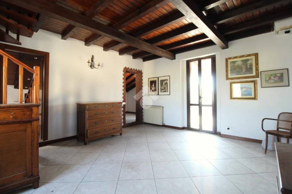 appartamento in vendita a Merate in zona Brugarolo
