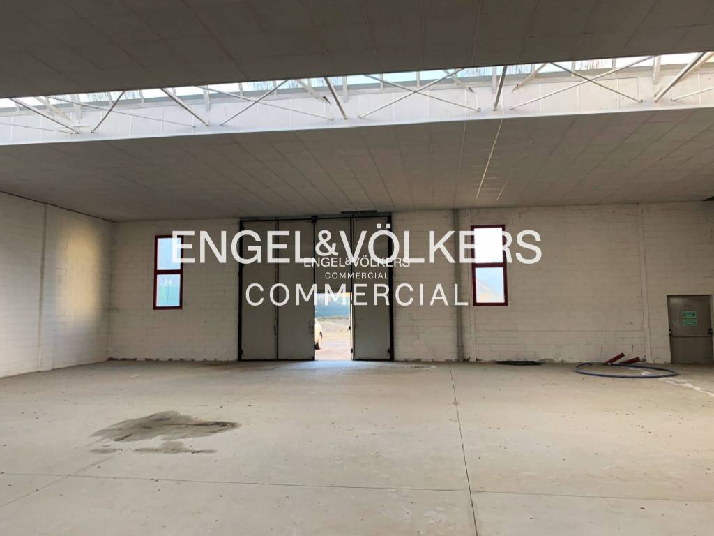 locale commerciale in vendita a Merate