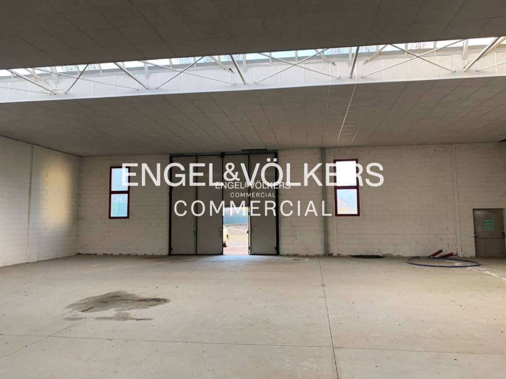 locale commerciale in vendita a Merate