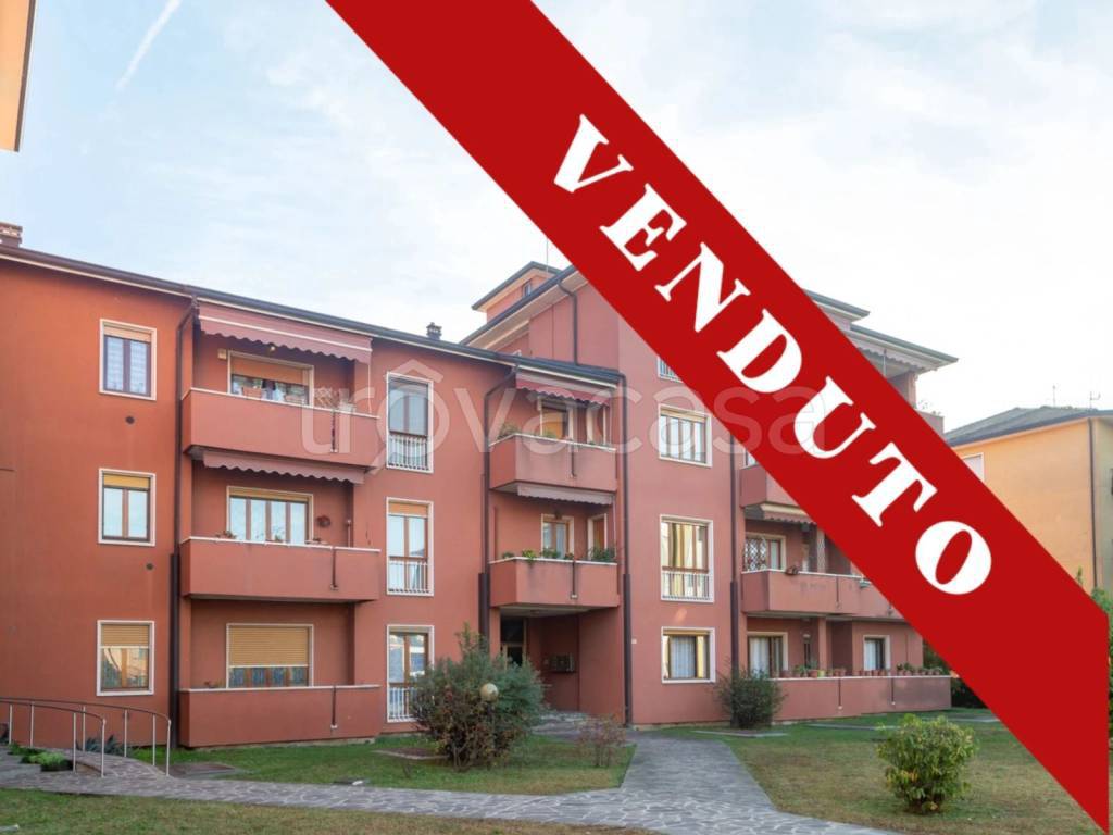 appartamento in vendita a Merate in zona Sartirana